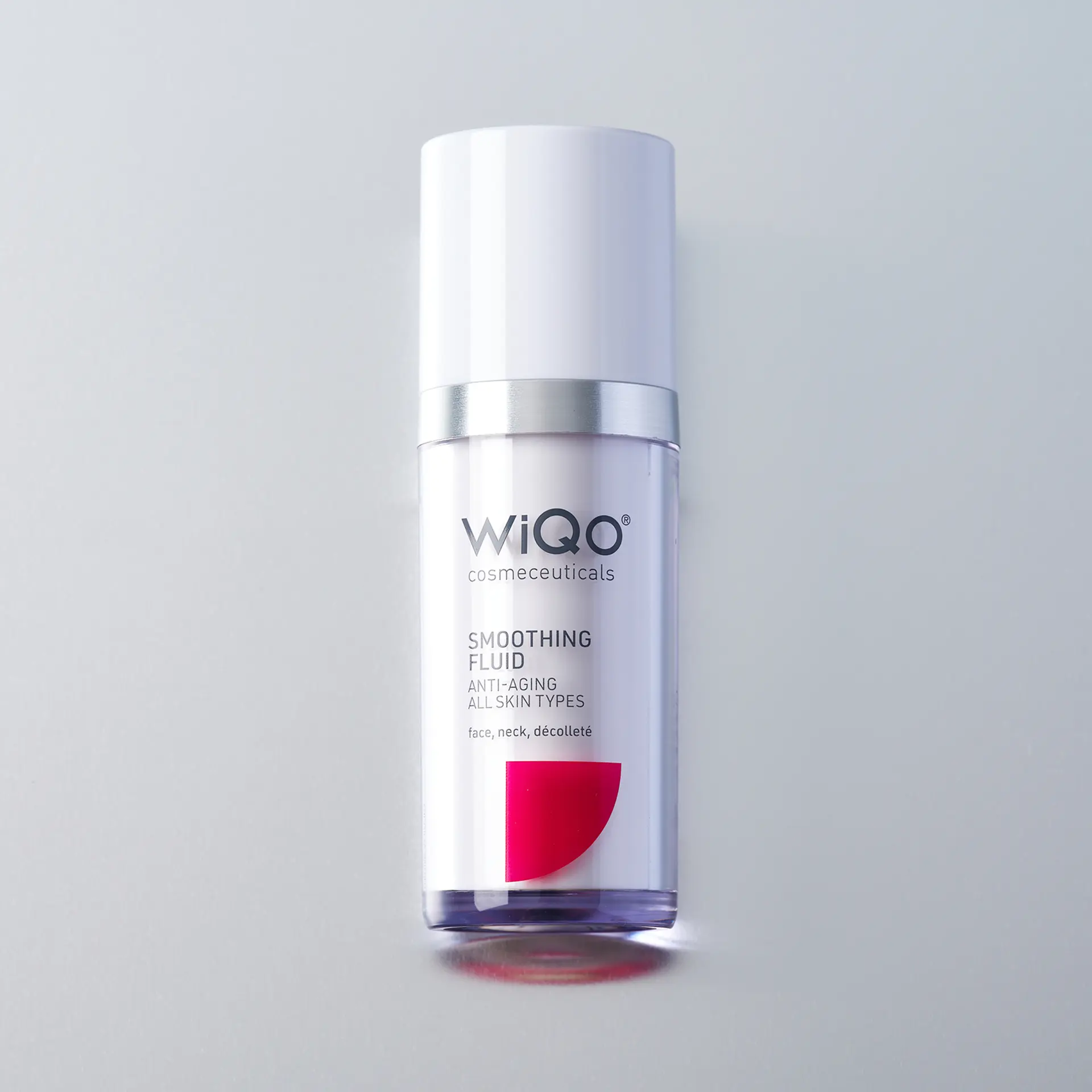 Birds-eye view of the WiQo Smoothing Fluid on a light grey surface