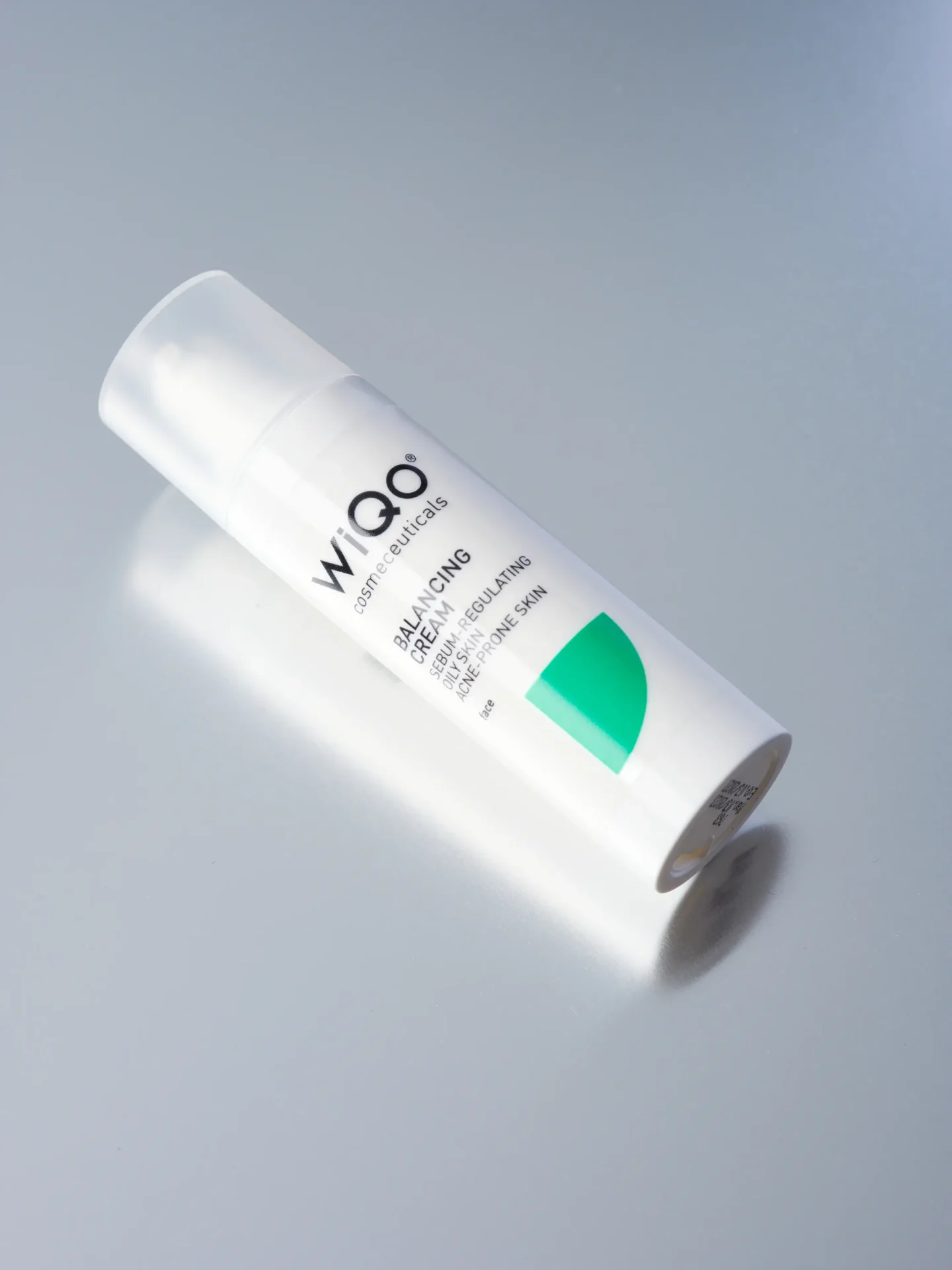Bird eyes view product packshot of WiQo Balancing Cream on a light grey background