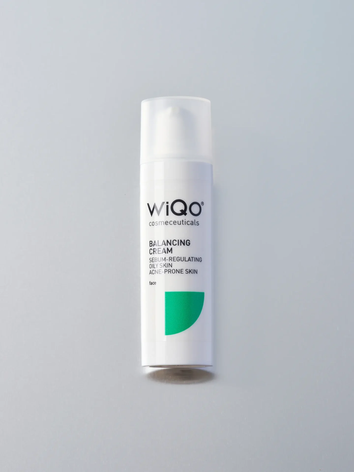 Bird eyes view product packshot of WiQo Balancing Cream on a light grey background