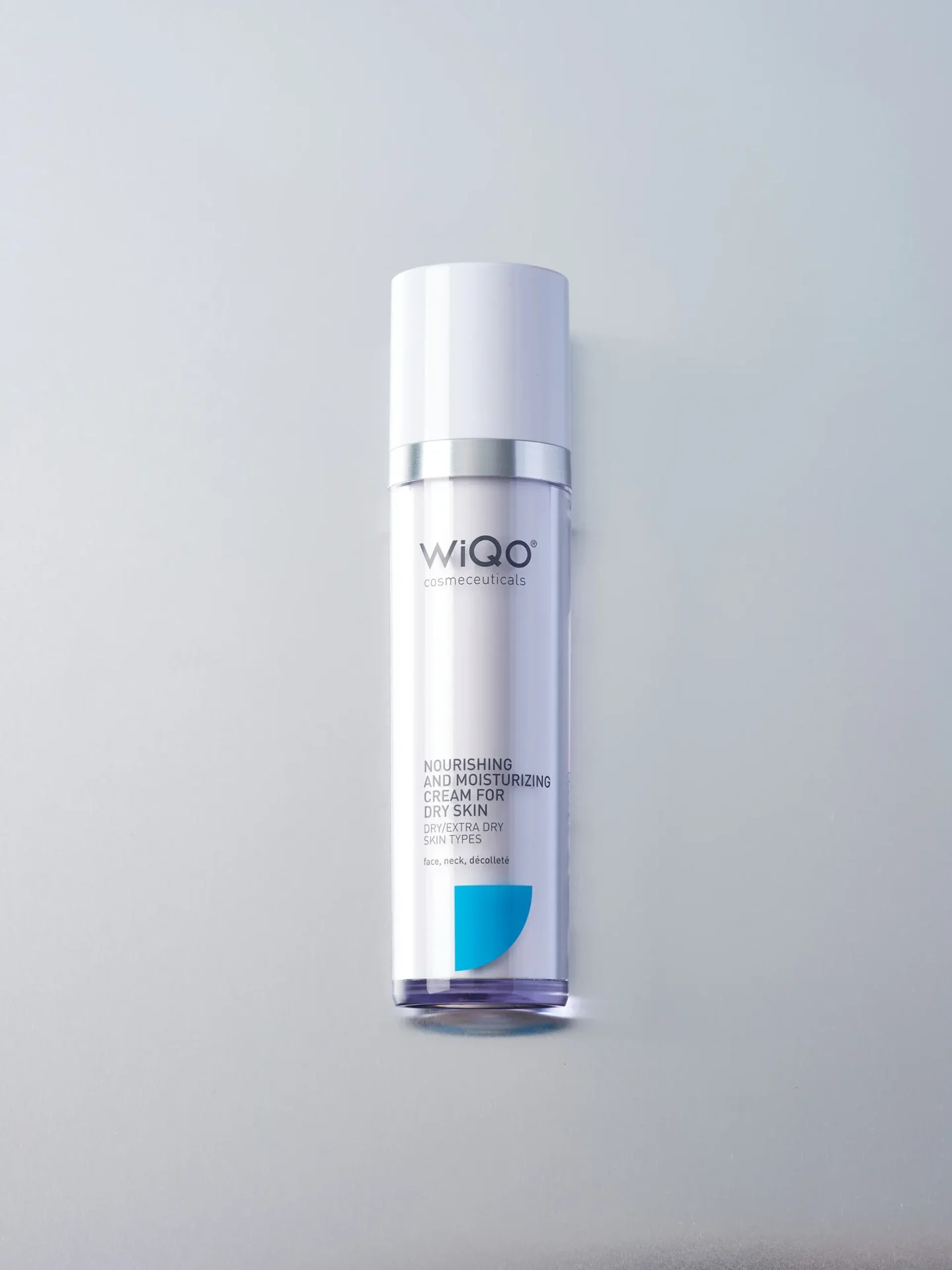 Bird eyes view product packshot of WiQo Nourishing Cream for Dry Skin on a ligh grey background