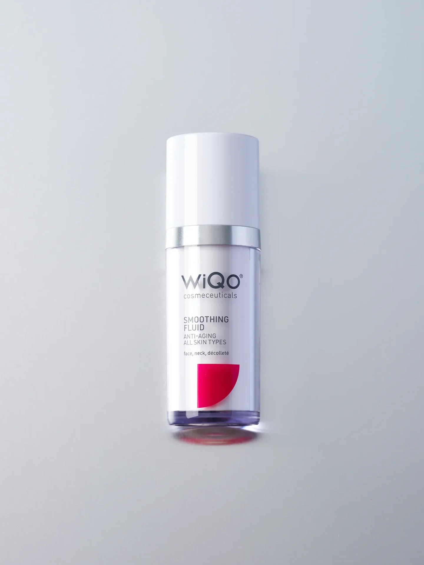 Bird eyes view product packshot of WiQo Smoothing Fluid on a light grey background